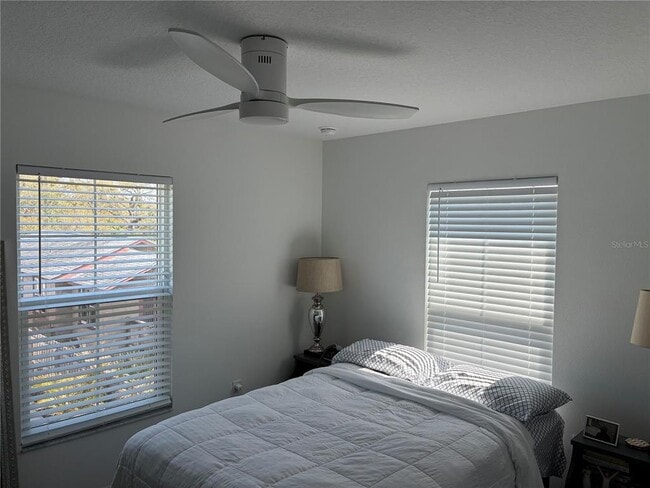 Building Photo - 2651 Bayside Dr S