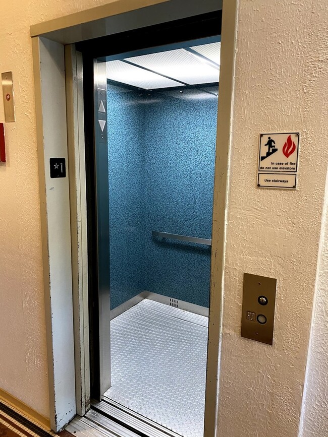 Building Photo - 839 W Sheridan Rd