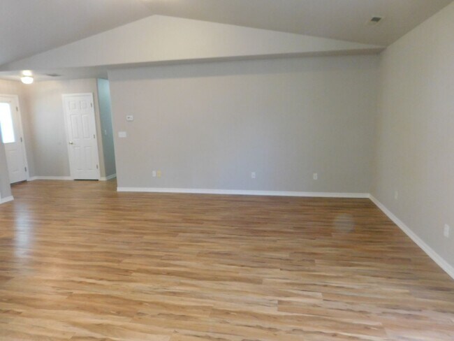 Building Photo - Cute Three Bedroom House