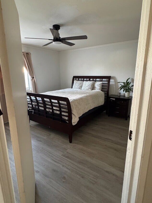Queen bed - 12616 Lakeshore Dr