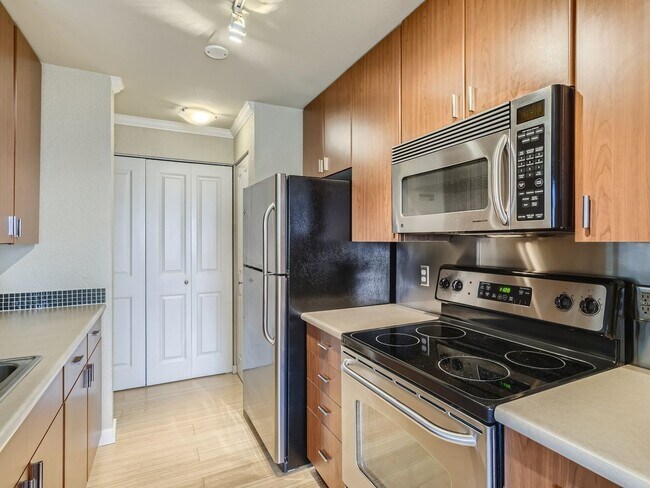 Building Photo - Updated 2 Bed Kirkland Condo at the Ideal Location!