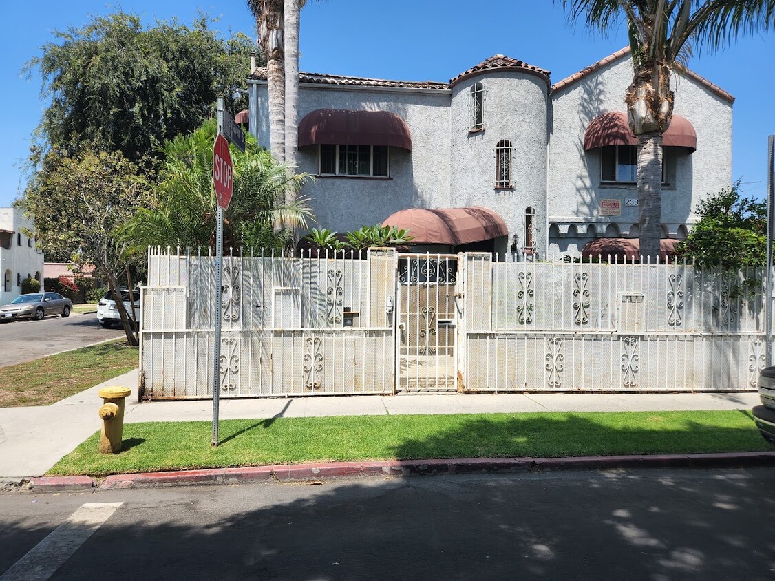 Primary Photo - 2633 S Ridgeley Dr