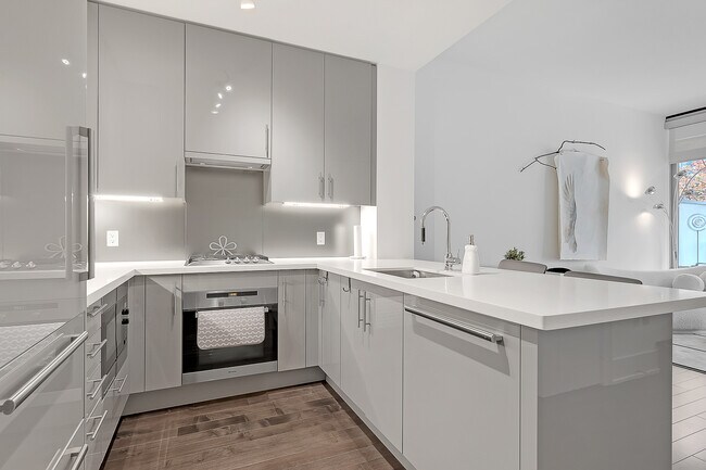 Building Photo - 39 Queens Quay E