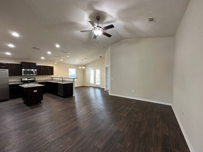 Building Photo - 4 bedroom 2 bath craftsman style home for ...