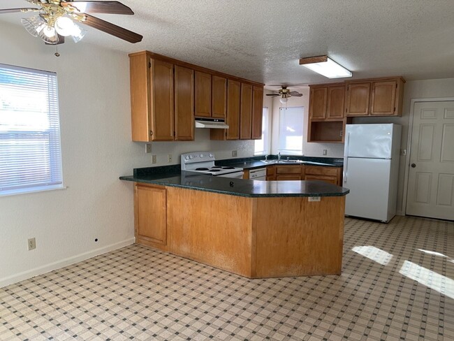 Building Photo - 3 Bedroom 2 Bath Home Located in the Cutte...