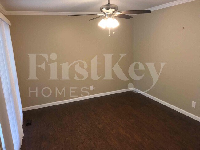 Foto del edificio - 6380 El Serrano Dr