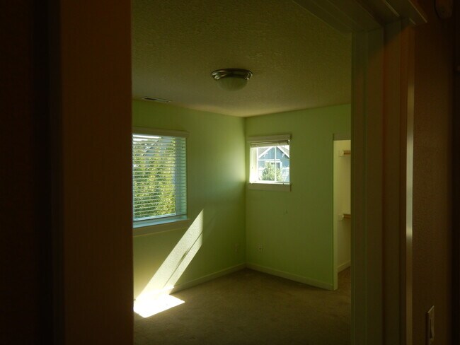 Building Photo - 11555 SW Holland Ln
