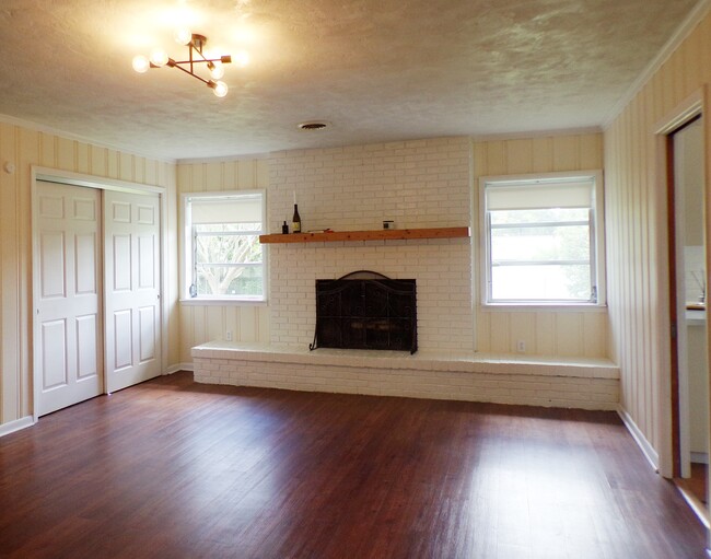 Family room w/decorative FP - 711 SE 40th Ave