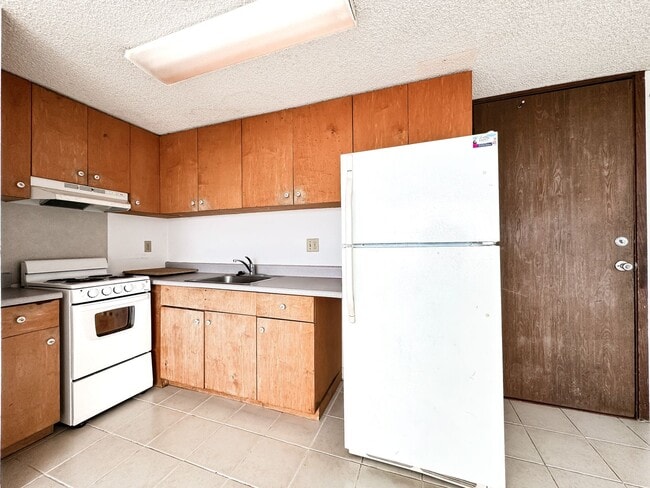 Building Photo - Salt Lake Condo with assigned parking and A/C