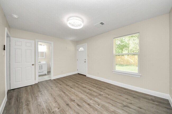 Building Photo - 7066 Villa Dr