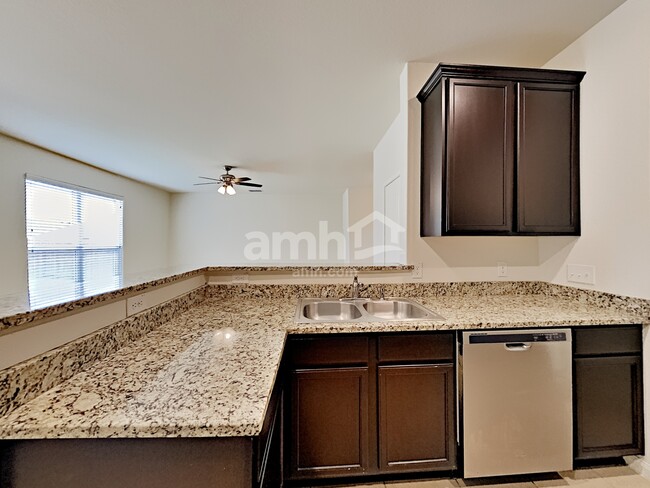 Foto del edificio - 7838 Creekshore Cove