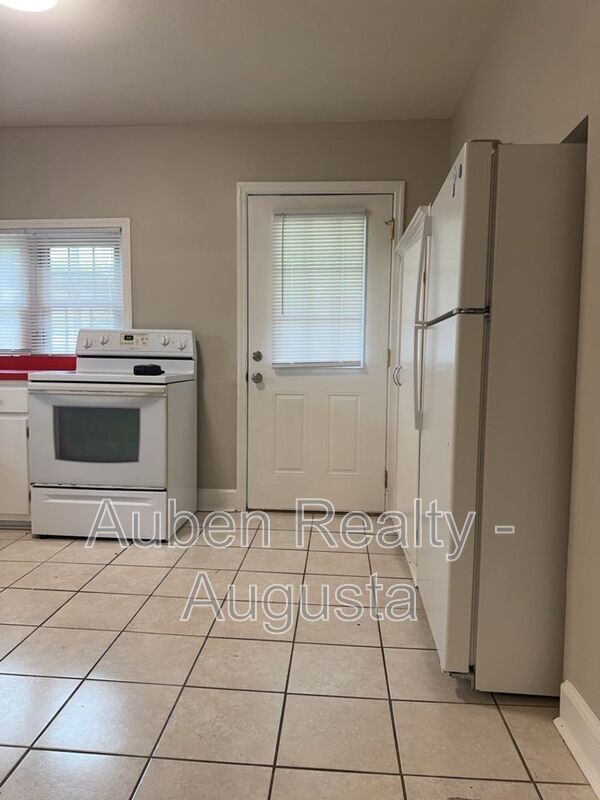 Building Photo - 328 Seminole Dr