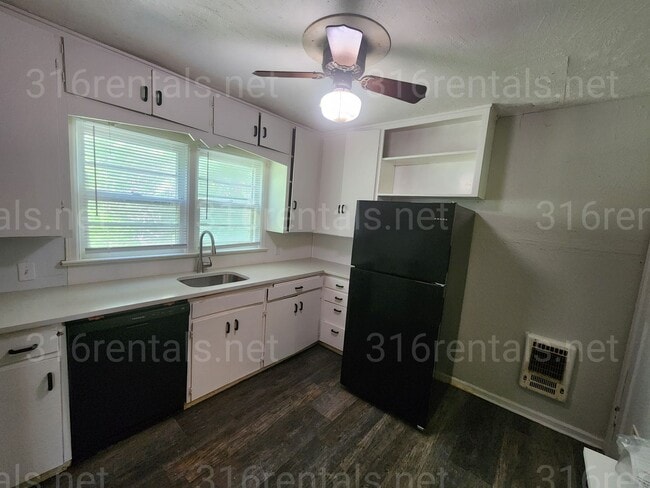 Building Photo - $975- 3 bedroom / 1 bathroom - Single Fami...