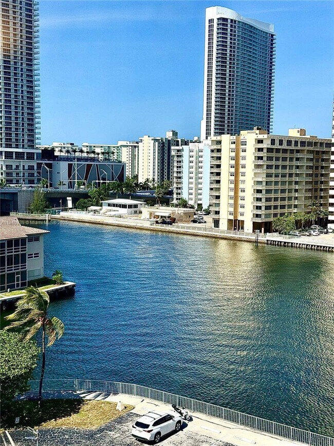 Foto del edificio - 100 Golden Isles Dr