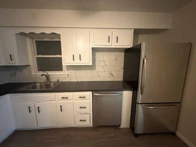 Building Photo - 10 E 10th St