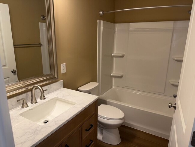 Foto del edificio - 3 Bedroom, 1 Bath , Oversized 2 Car Garage, Totally Remodeled