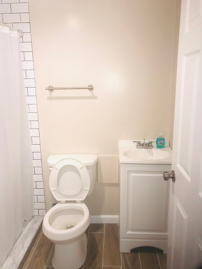 Foto del edificio - 2649 Wentworth Road, Unit 3