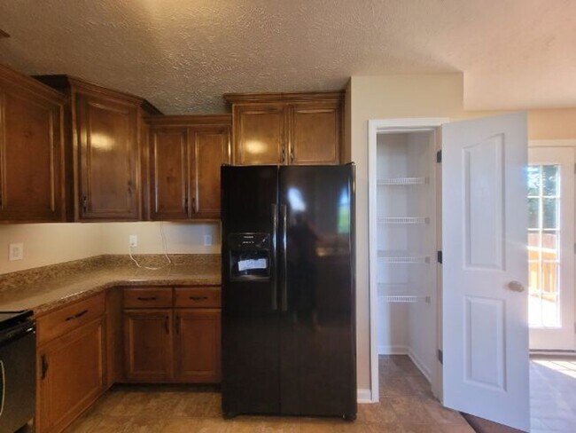 Building Photo - 4 Bedroom 2.5 Bath Home With 2 Bonus Rooms!