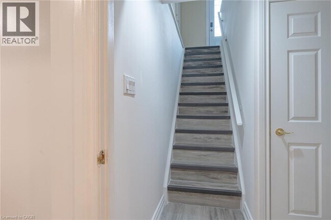 Photo du bâtiment - 80 Deerview Ave