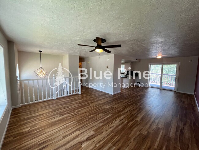 Foto del edificio - 395 Hemlock Cir
