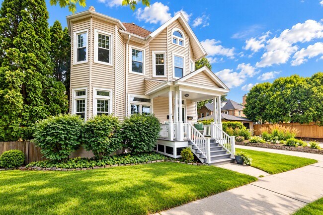 Foto del edificio - 4631 N Oakland Ave