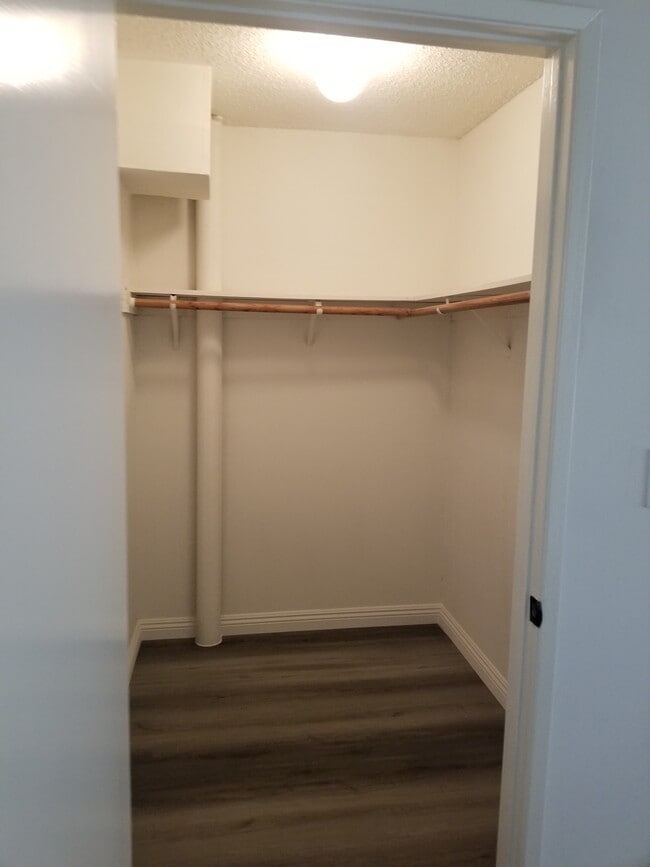 Building Photo - 724 New Hampshire S Ave