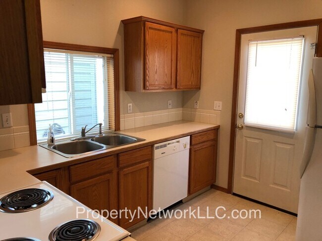 Building Photo - Fairview Village 2 Bedroom Town House
