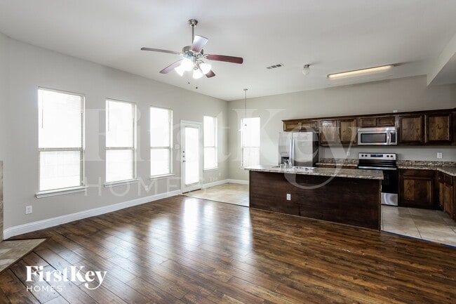 Foto del edificio - 1215 Jewel Ln