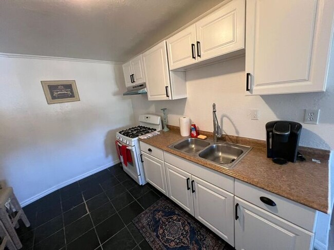 Foto del edificio - Furnished 1 Bed Home on Campbell Ave River...