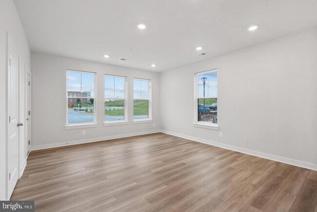 Building Photo - 45176 Drowes Ter