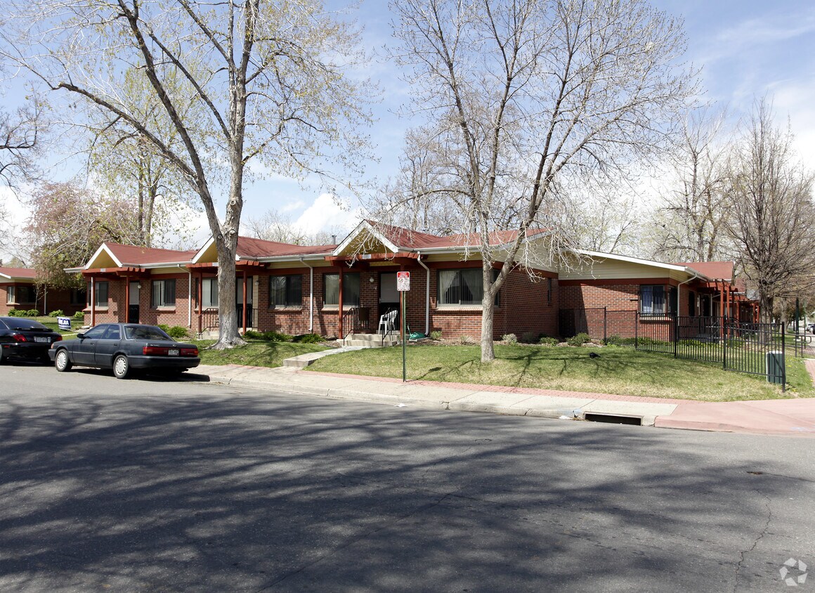 Foto principal - Columbine Apartment Homes