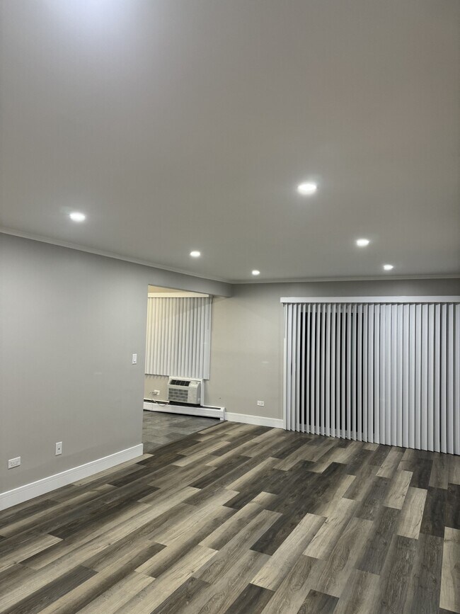 Foto del edificio - 908 E Old Willow Rd