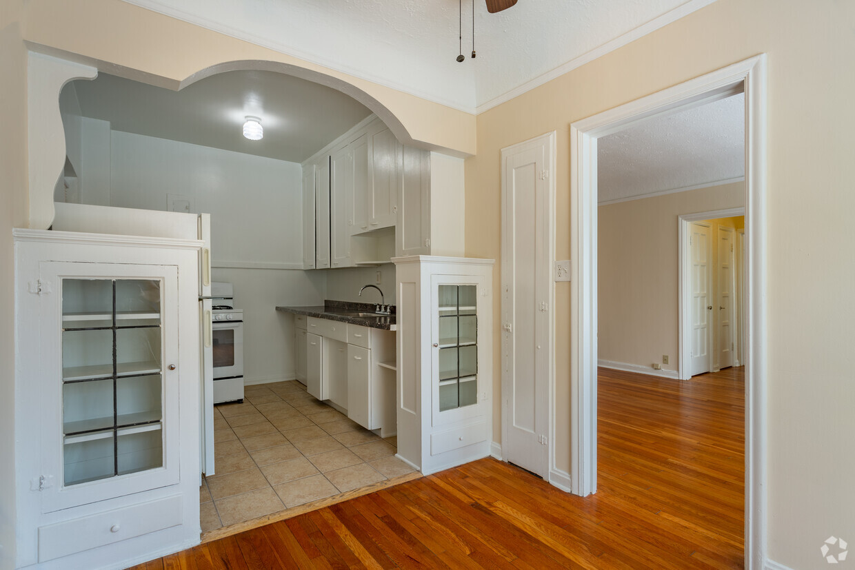 Westcourt Kitchen/Dining Rm - Bellecliff & Lakewood Area