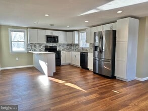 Building Photo - 10350 N Claiborne Rd