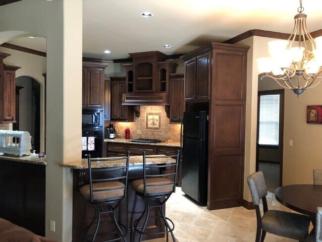Foto del edificio - 4 bed 2 bath 3 car located in the Beautifu...
