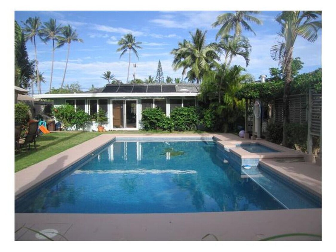 Foto principal - JULY 1, 2025 Large home with pool nestled ...