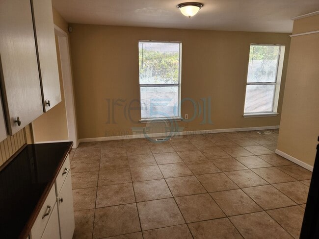 Building Photo - Great Home for UAMS Students