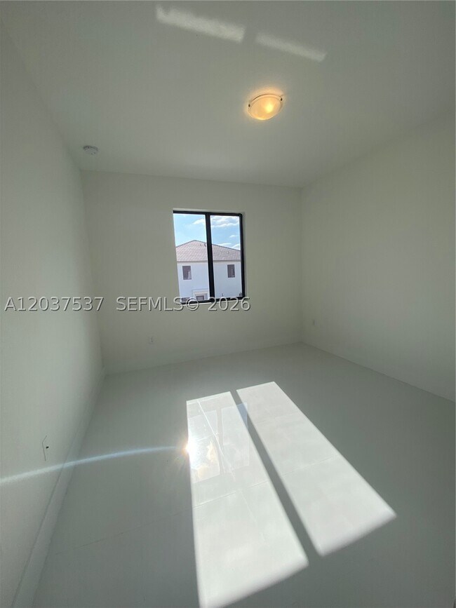 Building Photo - 2402 SW 145th Pl