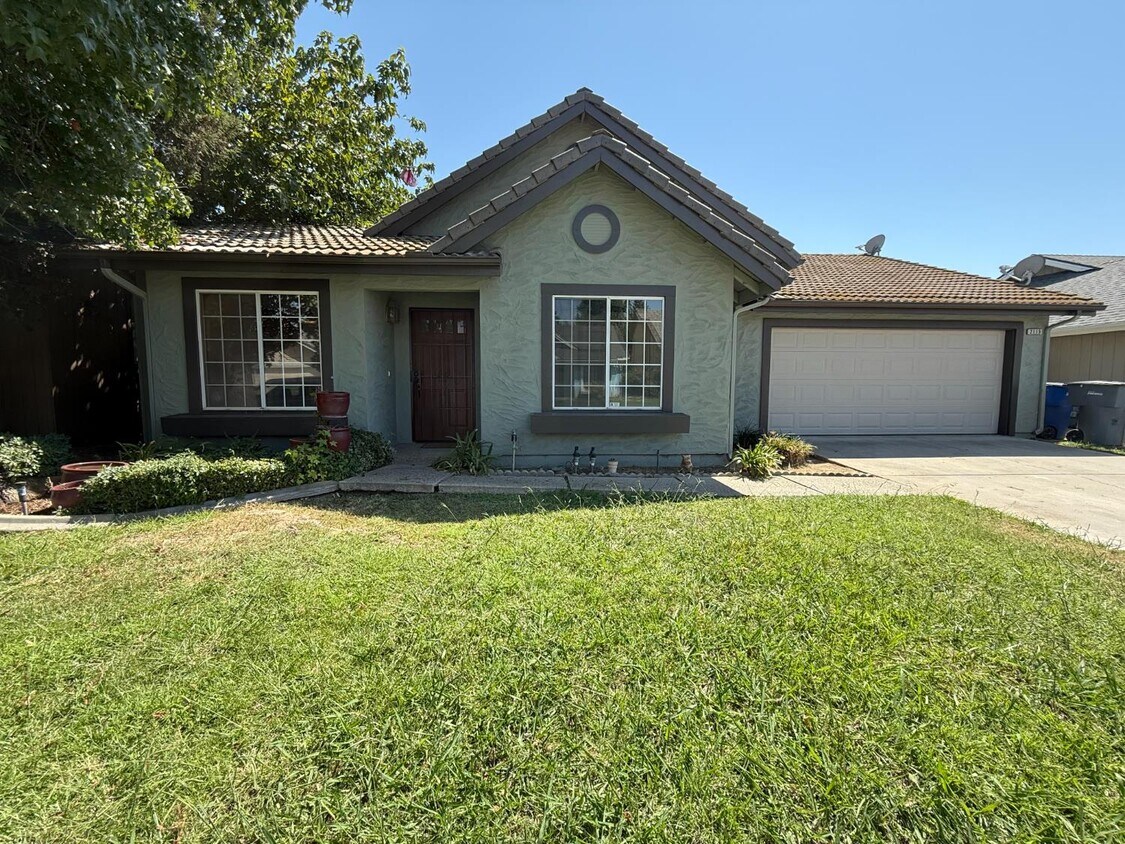 Foto principal - 2115 E Minarets Ave