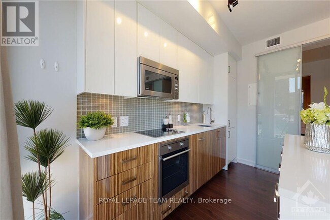 Building Photo - 300-300 Lisgar St
