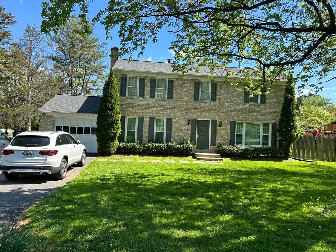 Foto principal - Potomac Village - 4 beds + 3.5 Baths, 3 fi...