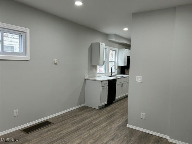 Building Photo - 15630 Holmes Ave