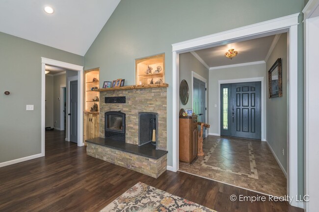 Building Photo - AVAILABLE AUGUST 26th- 3 Bed/2 Bath Single...