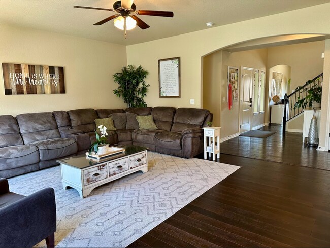 Foto del edificio - Gorgeous 5 Bedroom/4 Bathroom Single Famil...