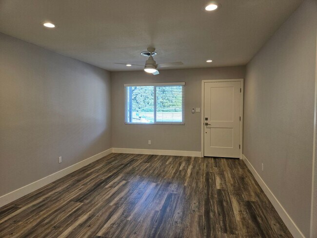 Foto del edificio - 517-519 N Riverside Dr