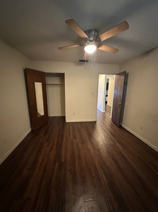 Foto del edificio - 2 Bedroom 1 Bath Duplex Just off Mission Rd.