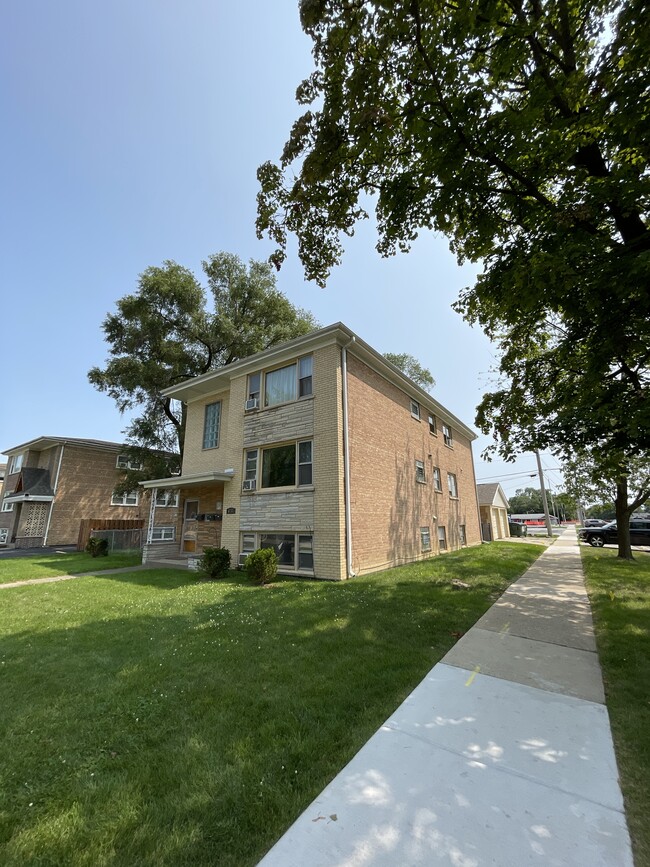 Building Photo - 6737 W Lloyd Dr