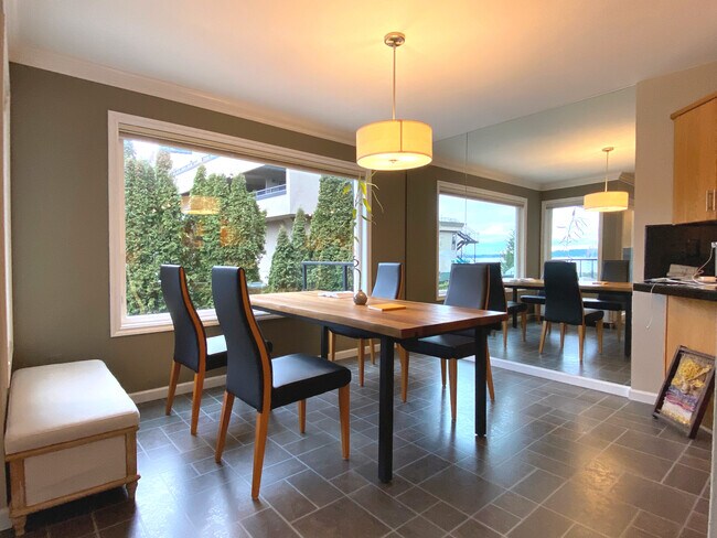 Dining - 9201 NE Juanita Dr