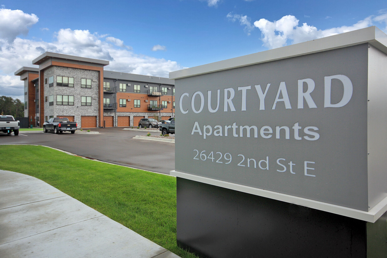 Vista a la calle - Courtyard Apartments