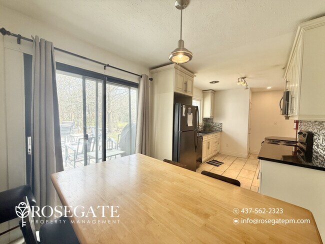 Photo du bâtiment - Furnished 2-Bedroom Apartment with Parking, Internet & Backyard Deck – Oshawa
